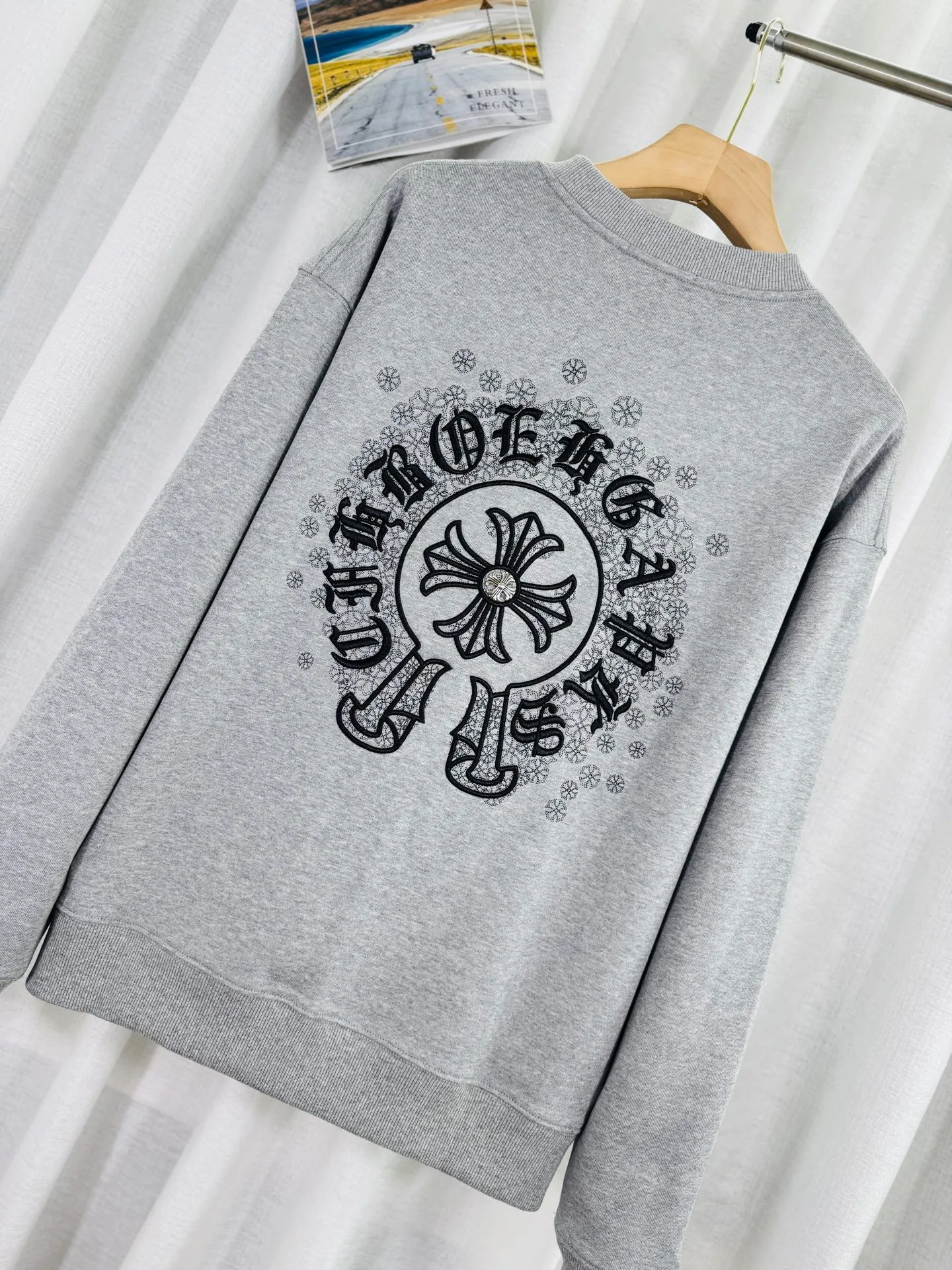 P260 top version, real shot without P, ​​different from market currency) 𝗖𝗵𝗿𝗼𝗺𝗲 𝗛𝗲𝗮𝗿𝘁𝘀/Cro Heart 2025 washed patch embroidery autumn and winter new original single counter American laser burnt 3D three-dimensional color embroidered couple casual sweatshirt 👑The highest version! Customized fabric 430g tripe terry fabric! American acid-washed and distressed original fabric laser burnt ✟appliqué embroidery and exquisite embroidery of letters! The best-selling model in the counter, very comfortable to wear. Accessories: original molded and authenticated collar label➕100% silk wash label. Genuine purchase-grade original hangtag➕matching hanging rope➕3D hanging beads➕original packaging bag. Craftsmanship: The original version has consistent wiring! The highest version of the armhole matching technique! Color: Gray Black Size: S M L XL Style Number: 25-332